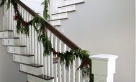 displaying-christmas-cards-on-a-stair-case