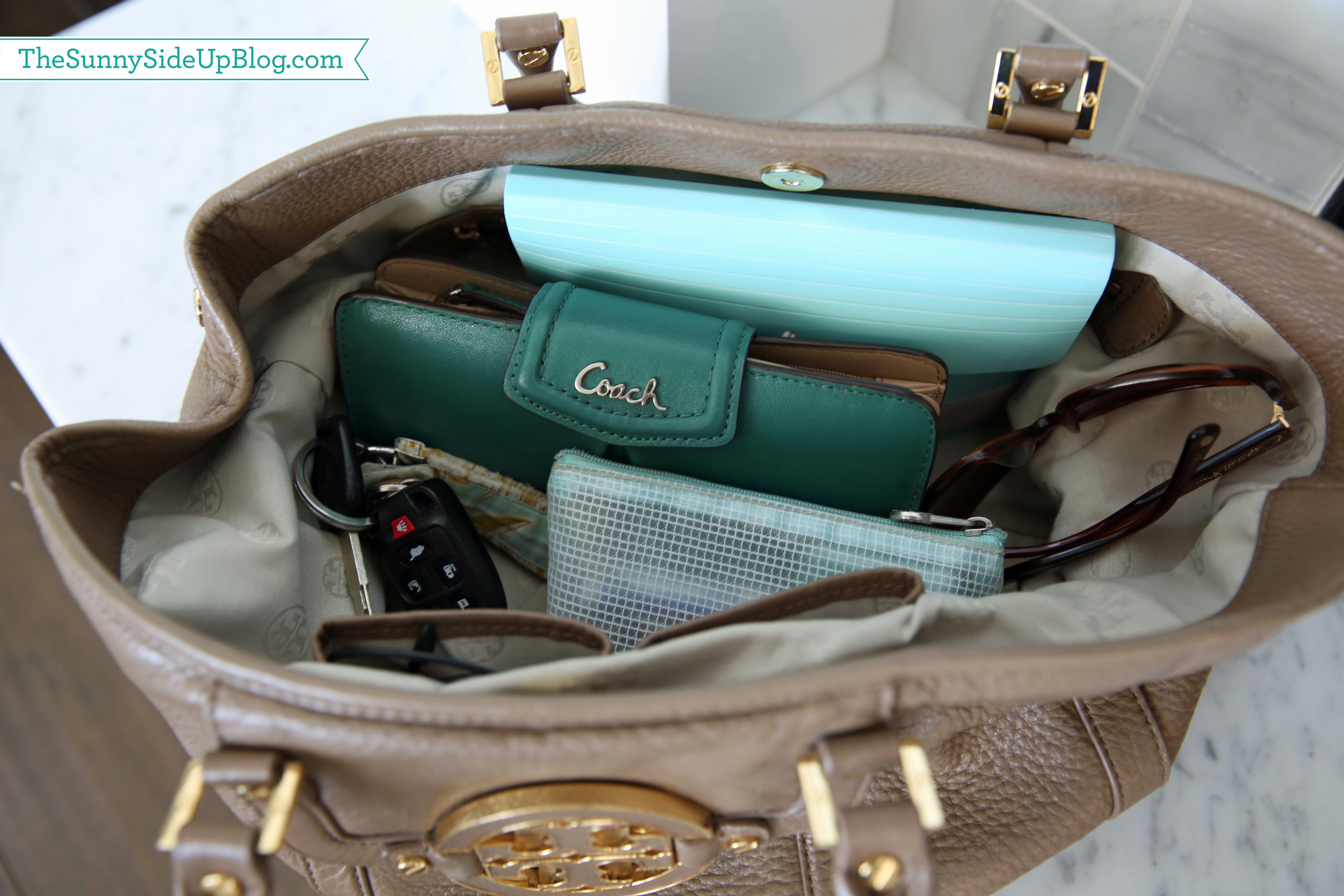 A Fast and Easy Way to Switch Bags or Purses | Purse organization, Handbag  organization, Purses