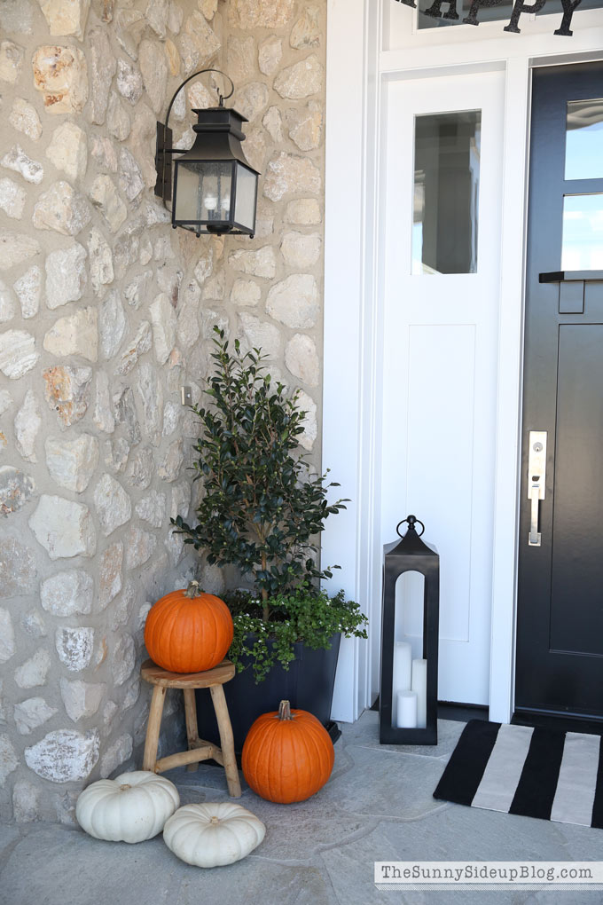 happy-halloween-porch-decor