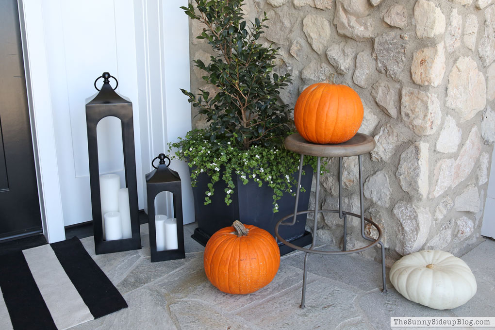 stacked-pumpkins-on-the-porch