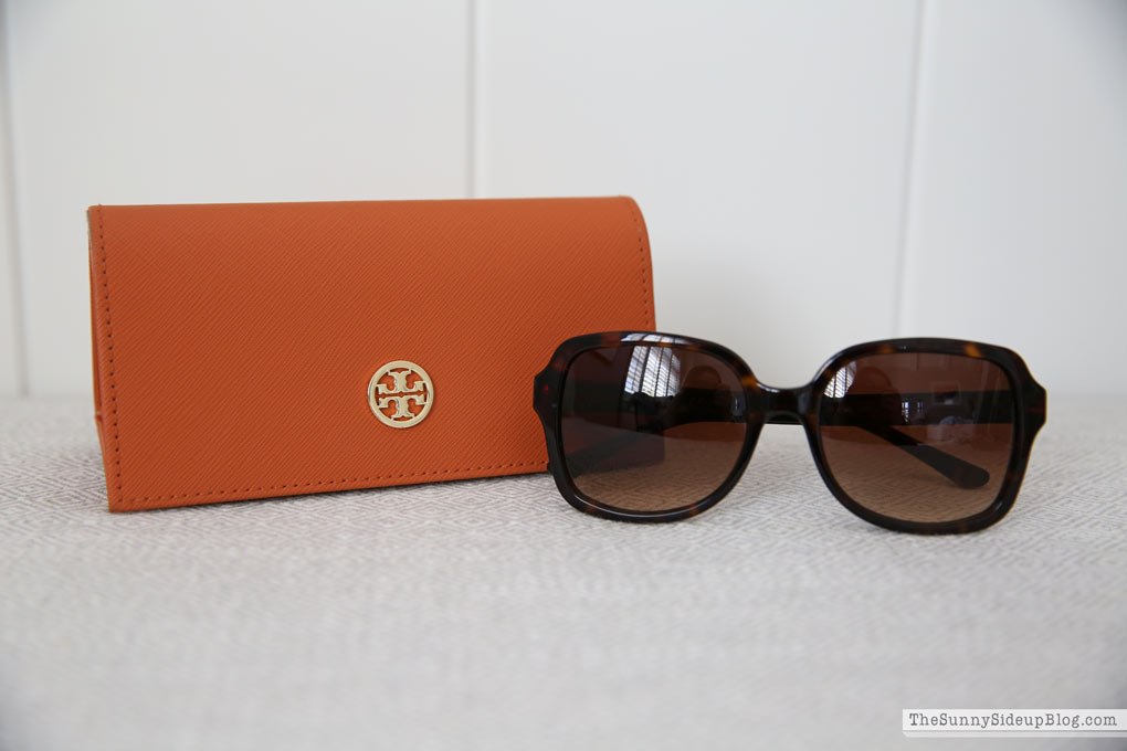 BANANANINA - Power up your look with neutral shades 🖤 Tory Burch
