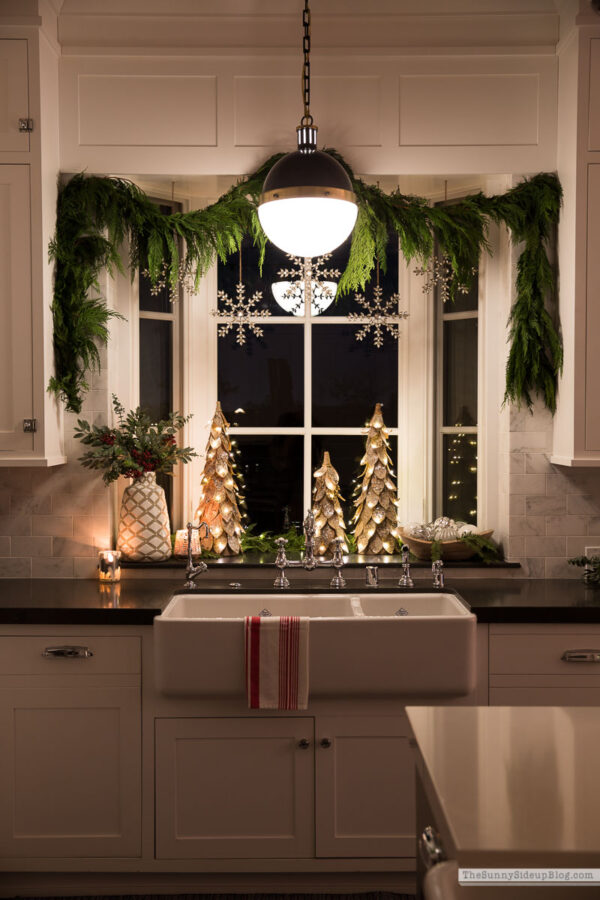 Kitchen Window And Powder Bathroom Christmas Decor The Sunny Side Up Blog   Christmas Kitchen Sunnyside Up 4 600x900 